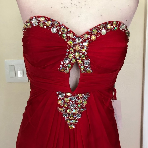 Red chiffon with front keyhole - Picture 8 of 14